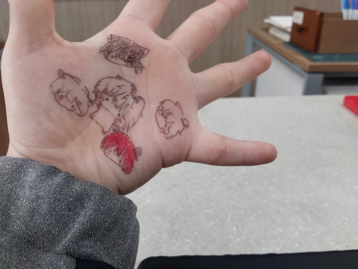 podo_unit's tweet photo. 내 손바닥 그림이랑 사물함 그림 자랑>< https://t.co/g2HituSQAY