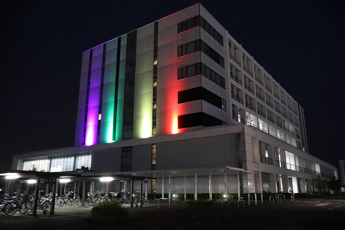 ezpress9999's tweet photo. 6/8（月）～6/11（木）茨城県のつくば市役所で、LGBTQ+（性的マイノリティ）の人々の権利を啓発する「プライド月間」の活動に合わせて、つくば市役所本庁舎を6色のレインボーカラーでライトアップしています。18:30～22:00。

「つくば市役所」
つくば市研究学園1-1-1
https://t.co/qPFRO4zPFR https://t.co/TCvCD6Q9Sn