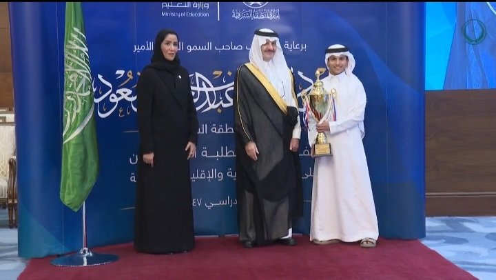 saeedokaz's tweet photo. 🛑 ( مراكب المجد ترسو على شواطىء الإنجاز )
 
 لله دركم أبناؤنا وبناتنا طلبة مدارس تعليم المنطقة  الشرقية  ممن حصلوا على جوائز عالمية ومحلية وتشرفوا بعظيم التكريم والتقدير من سمو سيدي صاحب السمو الملكي الأمير سعود بن نايف أمير المنطقة الشرقية وسمو نائبه صاحب السمو الملكي الأمير سعود بن بندر ففي كل مشهد أرى فيه سمو الأمير سعود بن نايف محتفيا فرحا بإنجاز  أبنائه وبناته يأخذني المشهد إلى مساحة التعبير المفعم بمشاعر صادقة تتدفق منها عبارات الفخر بما بلغته هذه الهمم من عزيمة وإصرار. 

٦٦ طالبا وطالبة ظهروا في أبهى صورة لحظة تكريم اضاءت بإشراقتها الرؤى والتطلعات التي تنطلق من ضفاف سواحلنا الشرقية لتعانق عنان السماء مجدًا وشموخًا لترسم  الغد المشرق والمستقبل الواعد بمشيئة الله في ظل حكومتنا الرشيدة أيدها الله .

فمن شرق المملكة كجزء هام يلتقي مع بقية مناطق المملكة  في الهدف والبناء لهذا الوطن الفسيح نحكي للأجيال قصة البناء الحديث في عالم التميز والإبداع ونخبر عن مجمل مقاصد التطوير  حيث نستقل في رحلتنا  ((مركب )) الشرق ليبحر بنا  إبحارة يعرفنا من خلالها عن بواعث التنمية ومقوماتها  التي يعيشها هذا الجزء الغالي من وطننا الكبير في جانب من جوانبه الكبيرة وهو (( التعليم))  الذي يجدف بسواعد قوية واثقة يحدوها الأمل بأن ترسو على قامة المجد والسؤدد في أبدع إطار يشكل بارقة أمل يلوح منها براعة وتميز يعبر عن إنسان هذا الوطن.
حكاية المجد أبطالها هم طلاب وطالبات المنطقة الشرقية الذين يمخرون عباب التميز بآمالهم وطموحاتهم حتى يصلوا إلى ضفافه وفي جعبتهم لآلىء و دُرر  فينبلج نور العلم ويشعّ ضياء المعرفة .  
هنا في المنطقة الشرقية يحظى التعليم بمتابعة دؤوبة واهتمام بالغ من سمو أميرها رائد التعليم صاحب السمو الملكي الأمير سعود بن نايف بن عبدالعزيز آل سعود حفظه الله فغدت المنطقة الشرقية منارًا للمتميزين والمبدعين  من الطلاب والطالبات والمعلمين والمعلمات فهنيئا هذا التميز الذي صنعته عقول لا تعرف المستحيل.

@moe_gov_sa
@emara_sharqia
#سعود_بن_نايف_بن_عبدالعزيز
#أمير_المنطقة_الشرقية
#سعود_بن_بندر_بن_عبدالعزيز
#نائب_أمير_المنطقة_الشرقية