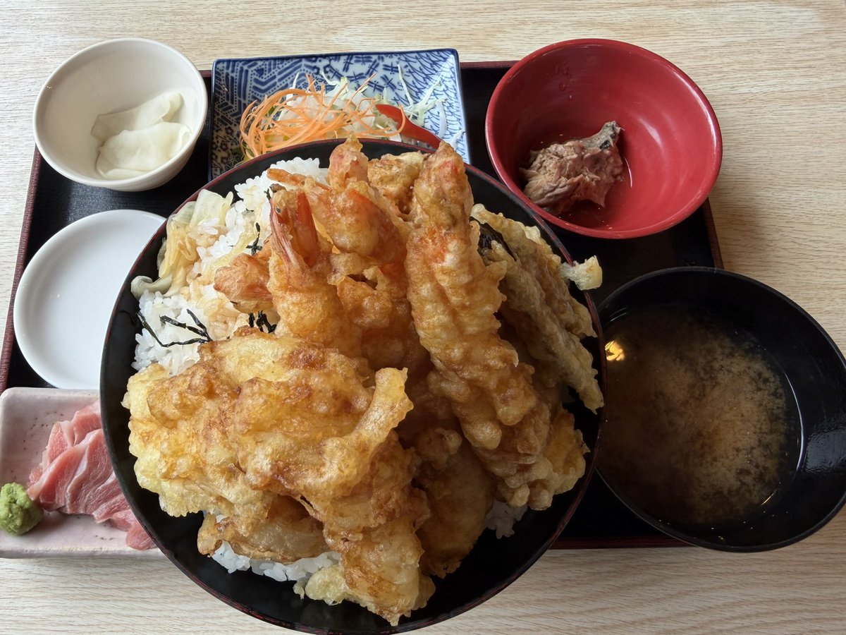 OfSiriki's tweet photo. 今日は以前から気になっていた…
足利市のまぐろ 加一に初訪問

●海老・イカ・野菜の満腹天丼漫画飯
＋TP上トロ2切れ

天ぷらたくさん乗ってて最高です😍
トッピングのトロは厚切り❣️
超美味しかったです🤤

美人女将のぺぺさんは
めちゃくちゃ良い人でした✨
本日はご馳走様でした🙏 https://t.co/z3ZyHheF4q