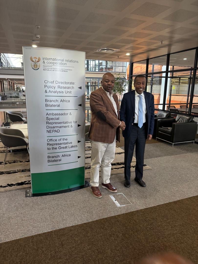 AmbMedIdriss's tweet photo. Réunion hier avec la direction générale Afrique à Pretoria au ministère des affaires étrangères Sud africain pour discuter de la situation à Madagascar en leur qualité de président de la SADEC pour harmoniser les positions de l’Afrique du Sud et l’UA. https://t.co/5HPRPftC7o