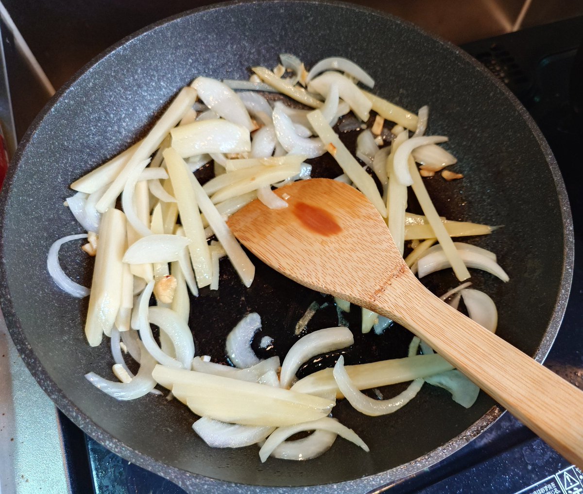 Spring_Breeze4's tweet photo. てるぴー！こんにちは〜😆

じゃがいもと玉ねぎのバジルソースパスタ作りながら聴いてるよ🥔🧅🌿

今日もよろしくね！

NHK WORLDおもしろいよね。放送楽しみにしてるね。

#てるぴー https://t.co/6px2QhmGAz