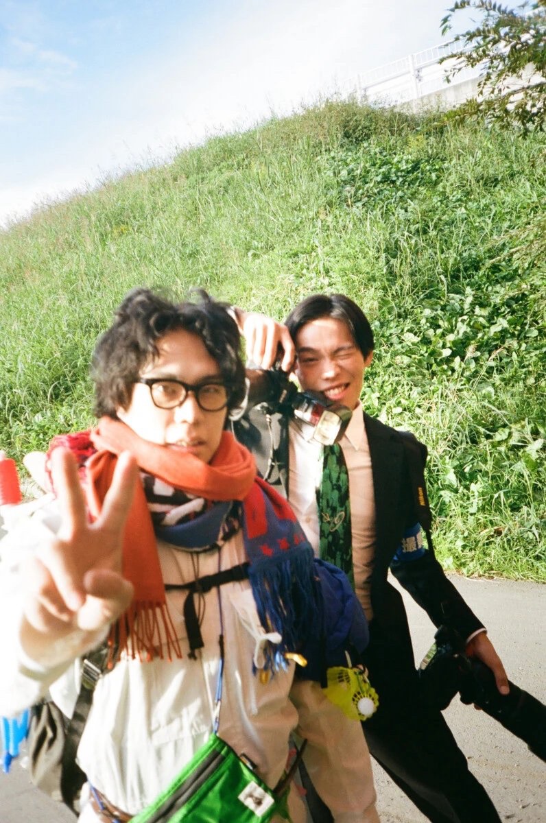 fashionjp's tweet photo. 【人気記事】#くるま（#令和ロマン）×#加賀翔（#かが屋）のツーマン企画展『補完』が開催中👓📸

「写真で笑いを生み出す」という発想から生まれたコラボレーション写真展。詳細はこちら🔻
https://t.co/GVPtDCq8Cu

#補完展 @ho_ka_n @Ku_ru_ma__ @kaga_kagaya https://t.co/wd8DRStINr