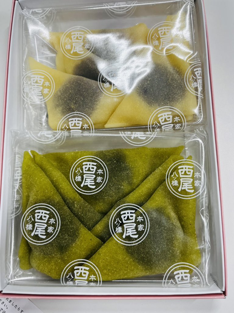 ntanji1's tweet photo. 【おやつ速報】skさんの京都のお土産、本家西尾の八ツ橋です！
ニッキ&amp;抹茶です！ https://t.co/UWMHWG3sll
