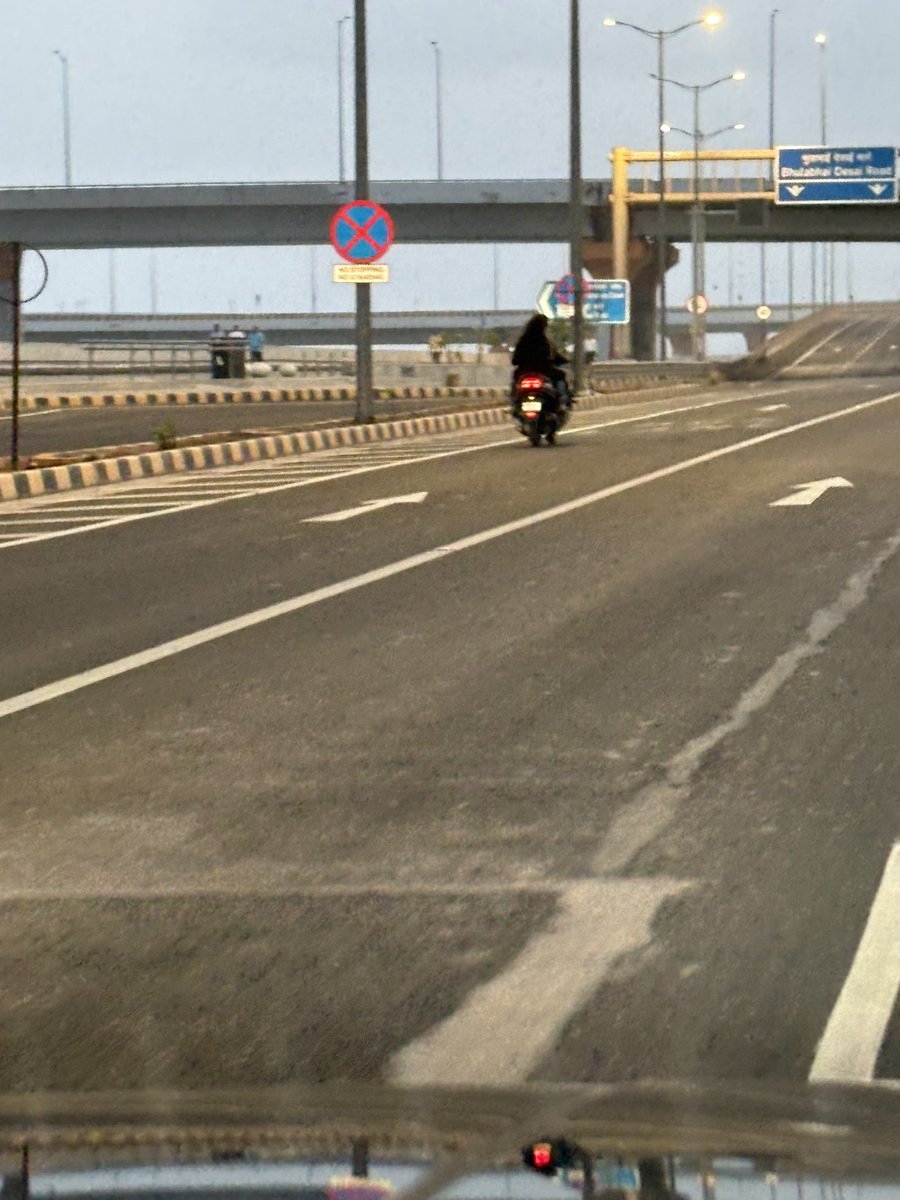 shatulgupta's tweet photo. @MTPHereToHelp how does the traffic department explain lapse on such offenders 
While u punish motorists for illogical offences what about 2 wheelers on coastal road. This is today morning .  There is no security or cameras at entry and exit of coastal.  Exit must be Breachcandy https://t.co/BBgAvLYqH5