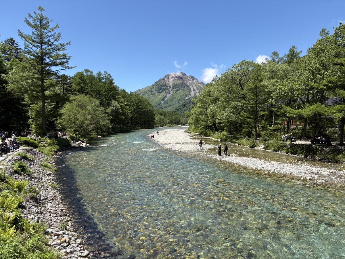 fivesense1500's tweet photo. 6月10日、本日の上高地は久々の快晴です！
梅雨に入り、水量が増した梓川が強い日差しに照らされて、青色が鮮やかに映えていました。

気温は日中で18℃程度と涼しく、散策日和です。お越しの方は日除けの帽子やサングラスをご用意いただき、散策をお楽しみください🚶

フータ https://t.co/nXw7duy3jQ