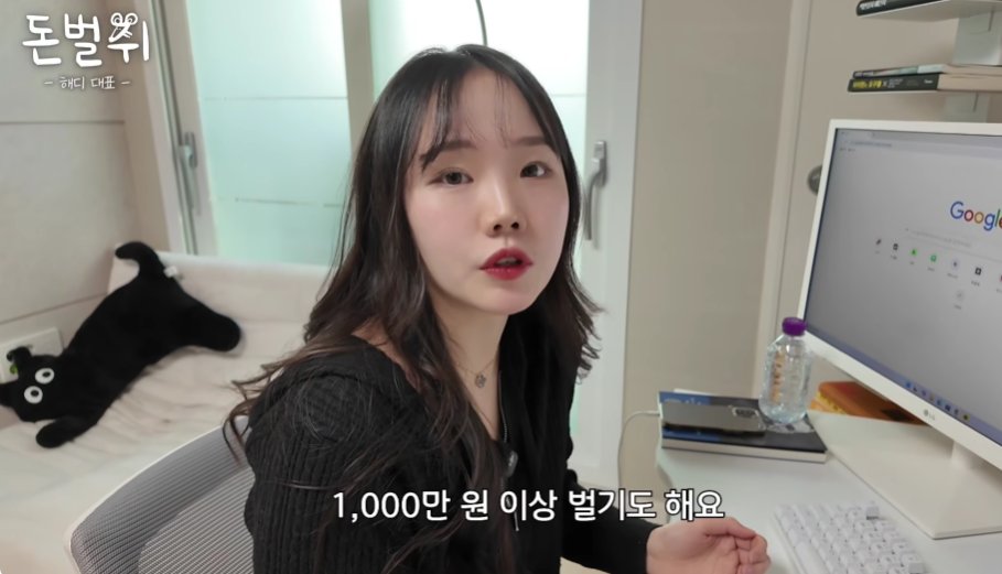 lalala13580351's tweet photo. AI로 30분만에 홈페이지 만들고 건당 300만원 받는 96년생

돈벌쥐 영상에서 본 사례인데
해볼만 하다는 생각이 들었습니다

96년생인데
아임웹과 AI를 활용해서
기업, 병원, 펜션 홈페이지를 만들어 돈을 번다고 함

영상에서 말한 단가는
평균 200~300만 원

많게는 500만 원 이상도 받고
초보자는 포트폴리오가 없으니
처음엔 50만 원부터 시작해도 된다고 함

더 인상 깊었던 건
단순한 주문 접수형 홈페이지 하나를
30분도 안 걸려 만들고
100만 원 넘게 받은 사례였음

방식은 생각보다 단순함

AI로 업종에 맞는 기획을 짜고
메인 카피, 서브 카피, 메뉴 구성, 컬러까지 뽑음

그다음 아임웹 템플릿에 넣고
고객이 준 사진이나 무료 이미지 사이트 자료를 활용해
홈페이지 형태로 만드는 구조

이 부업이 좋은 이유는
단가가 높다는 점 같음

쇼츠나 블로그는 조회수, 클릭, 광고 단가를 기다려야 하는데
홈페이지 제작은 한 건만 받아도 바로 현금이 큼

영상에서는 첫 달 순수익 260만 원
적게 벌 때 월 400만 원
많게는 월 1천만 원 이상도 벌었다고 함

물론 이걸 보고
“AI가 30분 만에 알아서 300만 원 벌어준다”
이렇게 보면 안 됨

진짜 돈이 붙는 지점은
홈페이지 제작보다 영업에 가까워 보였음

크몽에 상품을 올리고
아임웹 포트폴리오를 쌓고
인스타 릴스로 제작 사례를 보여주고
문의가 들어오면 상담해서 계약으로 바꾸는 것

결국 AI는 제작 시간을 줄여주는 도구고
돈은 고객 문제를 해결해줄 때 나오는 구조임

개인적으로 이 사례가 흥미로운 이유는
AI 부업 중에서도 결과물이 꽤 명확하다는 점임

영상
이미지
전자책은 팔릴지 안 팔릴지 애매한데

홈페이지는 사장님 입장에서
당장 필요한 사람이 있음

병원
펜션
청소업체
소상공인
프리랜서
학원

이런 곳은 여전히 홈페이지나 랜딩페이지가 필요함

AI를 잘 쓰는 사람보다
AI로 결과물을 납품할 수 있는 사람이 돈을 버는 시장 같음

앞으로 AI 부업을 볼 때도
“무슨 AI를 쓰냐”보다

이걸 누구한테 팔 수 있는지
그 사람이 왜 돈을 내야 하는지
납품 후 수정과 상담까지 감당 가능한지

이걸 봐야 알듯 함

이런쪽은 디자인을 잘하는 클로드를 사용하면 누구나 
홈페이지를 만들 수 있다고 봄 그리고 초보자라면
단가를 낮게 시작해서 경쟁력을 올리면 될 것 같음

그렇다고 절대 유료강의는 듣지마세요 
안들어도 다 할수 있습니다.

출처: 유튜브 돈벌쥐
