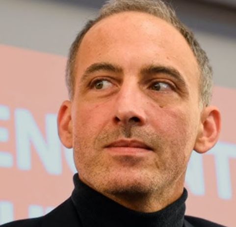 dreslincourt's tweet photo. Les journalistes de gauche vomissent sur P .de Villiers ,  pourquoi ? parce qu'il a rappelé des infos factuelles sur le candidat Glucksmann  ! 
Quelles sont ces infos ? 

Gluglu a été recruté par des agences américaines pour redorer l'image des USA en France après l'invasion de l'Irak et Abou Graib.
Source : il a été un membre actif du cercle de l'oratoire et de la revue atlantiste Le meilleur des mondes. ( avec BHL, Bruckner...) -> 2006-2008

 En 2009, il est le conseiller du despote mafieux atlantiste Saakachvili en Géorgie.
Mission CIA : Il a pour but de rendre cool  le tyran, et de cacher ainsi l'emprisonnement la torture, la disparition des opposants politiques . source officielle. 
( Depuis le despote est en prison!)

-Après la révolution en Géorgie, Gluglu se réfugie...en Ukraine. 
Mission CIA : Il travaille au renversement du président légitiment élu... en service commandé pour les USA.
source officielle, vidéo très célèbre.
Depuis, il défend le pouvoir ukrainien et sa propagande grotesque, malgré les célébrations des criminels nazis par Kiev,l es  enlèvements des hommes par les recruteurs, la corruption révélée par le NABU.....
Sources : médias américains.

Gluglu atlantiste ? il ne s'est jamais caché d'être un bobo mondialiste.
« Quand je vais à New-York ou à Berlin, je me sens plus chez moi culturellement, que quand je me rends en Picardie."

La presse gluglu fait un sale boulot de propagandiste, elle salit ceux qui disent la vérité, comme P .de Villiers.