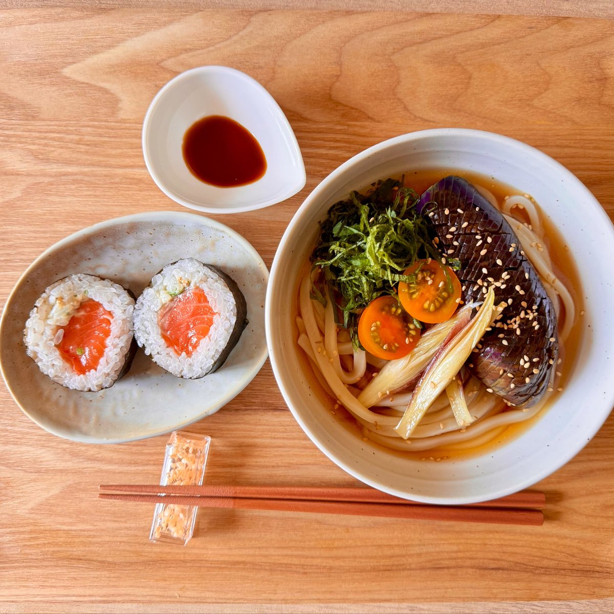 chipitan0215's tweet photo. お昼ごはん

子ナスの煮浸しの
冷やしぶっかけうどん♪♪

サーモンの海苔巻き寿司♪♪

#お昼ごはん
#おうちごはん https://t.co/WmbmxccEcL