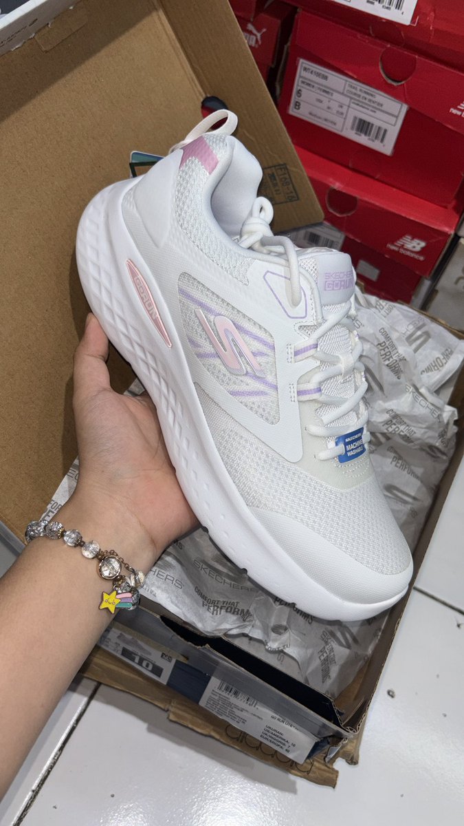 jastipanda's tweet photo. SERBAAA SKECHERS 70%😍

skechers hotshot white/black 390rb 
skechers hotshot creme/pink 390rb 
skechers hi-trail 440rb 
skechers go run 380rb https://t.co/CIvRqLy4d6