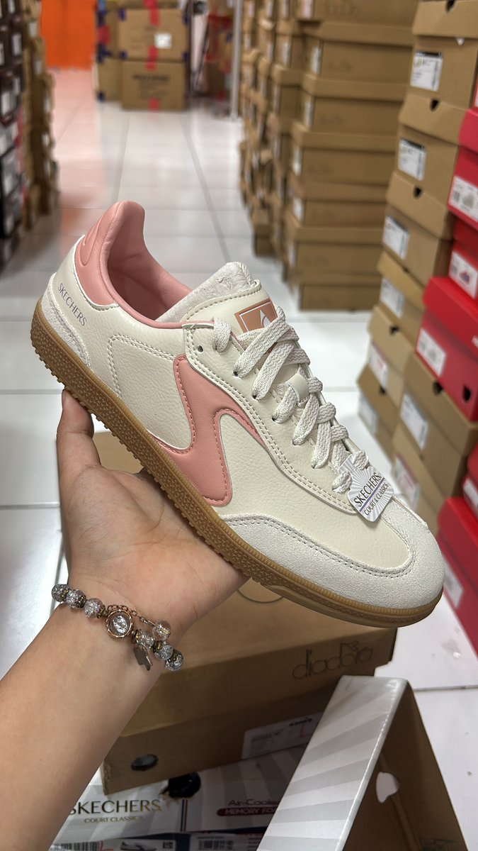 jastipanda's tweet photo. SERBAAA SKECHERS 70%😍

skechers hotshot white/black 390rb 
skechers hotshot creme/pink 390rb 
skechers hi-trail 440rb 
skechers go run 380rb https://t.co/CIvRqLy4d6