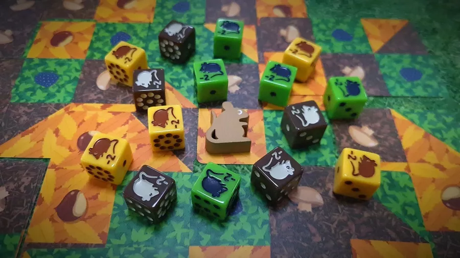 DexkerGames's tweet photo. ☆★☆販売ゲーム紹介☆★☆
「たべものあつめ」
「果樹園」から続くソリティアゲーム三部作の最終作。
森の中を探索して野生の食べ物を集めよう。でも、お腹を空かせたネズミには気をつけて！

カードの裏面にはレシピチャレンジが描かれており、通常のゲームの代わりに、勝敗条件を設定できるよ。 https://t.co/8EVV1y0yxW