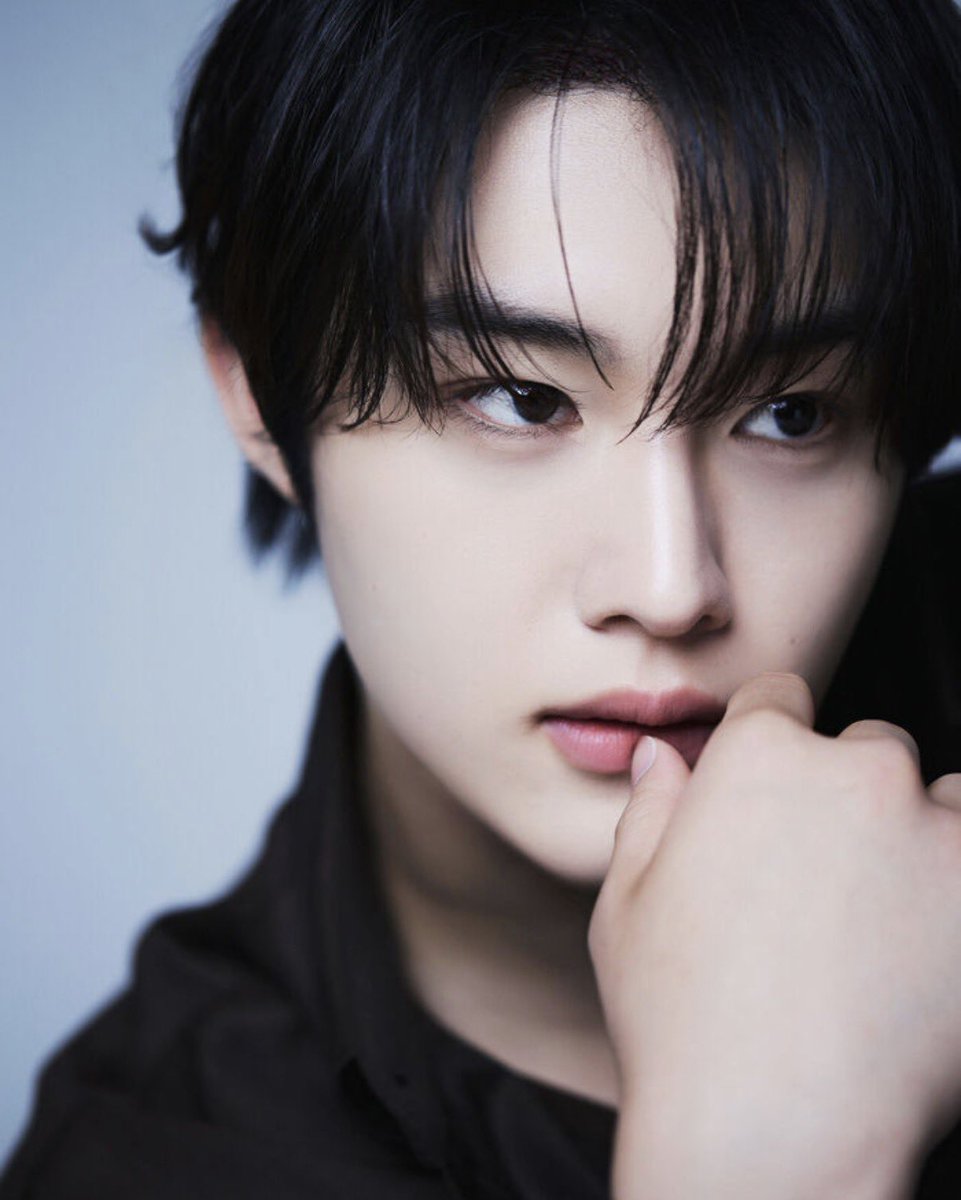 mypinkmelo's tweet photo. absolutely in love with this profile photoshoot omg they ate. he looks so good… https://t.co/YRVH2PAg8l