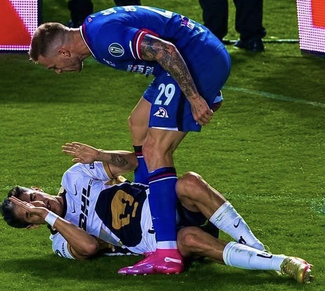 angstk15's tweet photo. @Charly_Auri Dile eso a tu “Efraíntoteles”. 🤣 
#Mediocre #EnSuEstadio #DeEstaNoRegresan #Pumecos #Hocicones #Karma #Wanker 
🤡 😹 🤪 https://t.co/6SLnZJAkrs