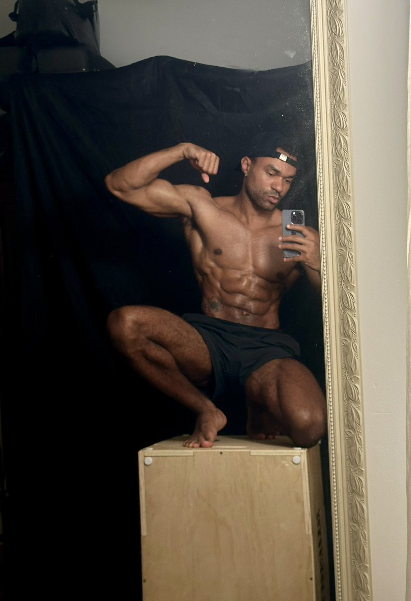 Leonnfin's tweet photo. Ripped asf https://t.co/B6C1xZsKOS