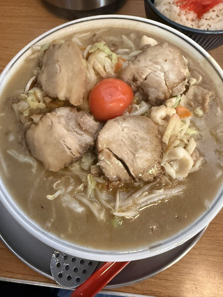 kaminarin2000's tweet photo. かの有名な飛田新地の真ん前のちゃんぽん旭
結論から言うと過去一美味いちゃんぽんで中毒性ヤバかったw野菜ダブルチャーシューのたまごで、胡椒常連100%
胡椒溶けたイメージそのままのスープがすごいインパクト。とにかく後引く、舌と喉にくる美味さ！でも次は胡椒少し減らしたの食べてみよw https://t.co/etYVSd3kIl
