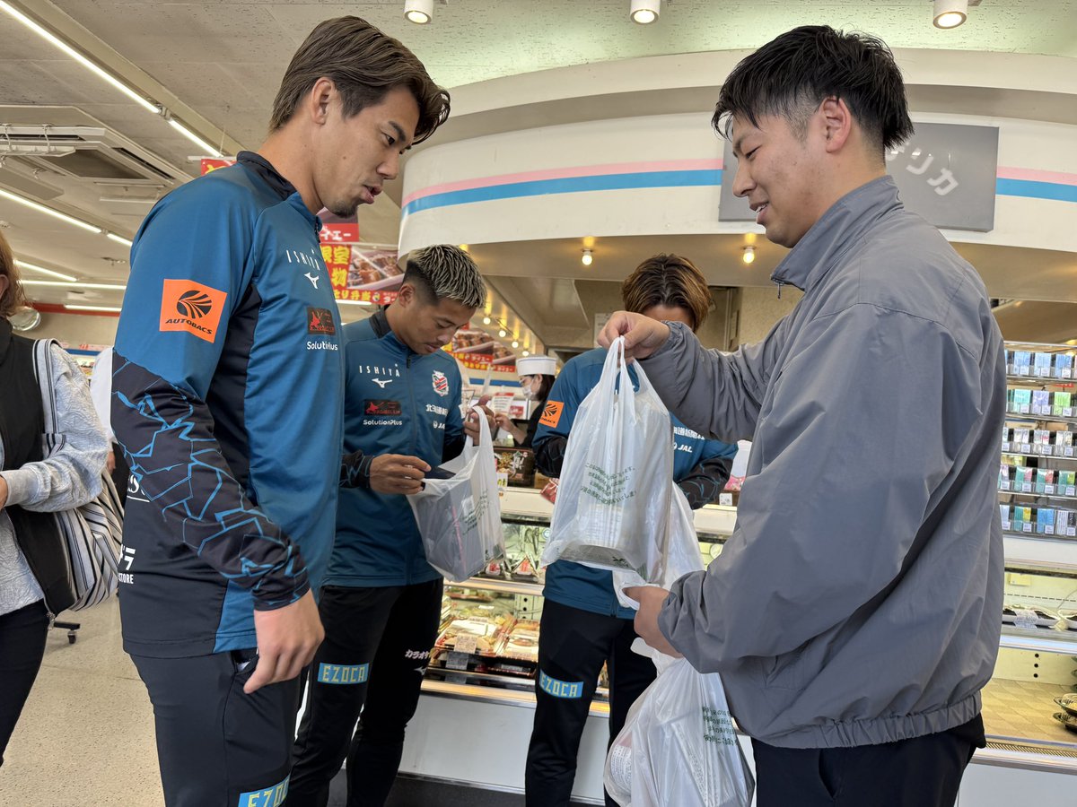 consaofficial's tweet photo. CONSADOLE HOKKAIDO TOURS supported by seicomart 🌈 釧路・根室方面 🚌

根室のご当地コンビニ #タイエー さんに寄り道🚌やきとり弁当を買い、バスの中でもぐもぐ😋お土産もいただきありがとうございました😊

#コンサドーレ #consadole 
＠UchidaMizuki @shuntakagishun @gomesssuuu
（今日は腹パンツアー予定🤭）