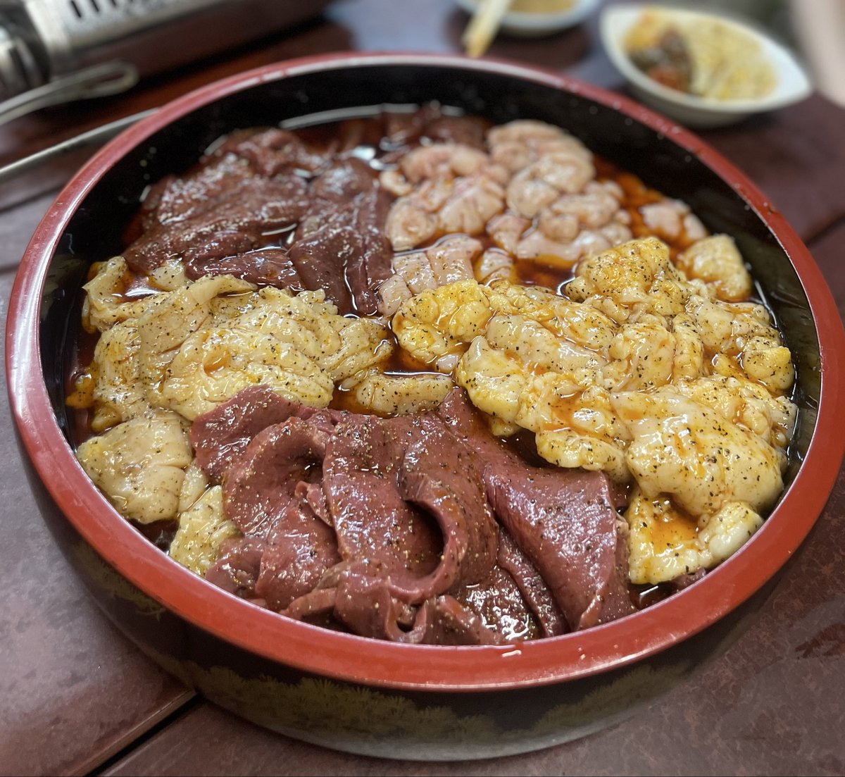 zKw80bhD5jpjsml's tweet photo. 📍金剛苑　市川🥩🍽️
【1日1組限定】ドレスコードは「汚れてもいい服👕」
かなり味のある店内に、ルール多めの名物大将。クセは強いですが、お肉の実力は間違いなし！！
これでもかというほど分厚いハラミに、焼いた後に寿司桶へ戻してタレをたっぷり絡めていただくホルモン。白米が止まりません…😭🍚
アクセスは△、衛生面や店のスタイルも好みが分かれるかもしれませんが、焼肉好きなら一度は訪れてほしい超名店✨