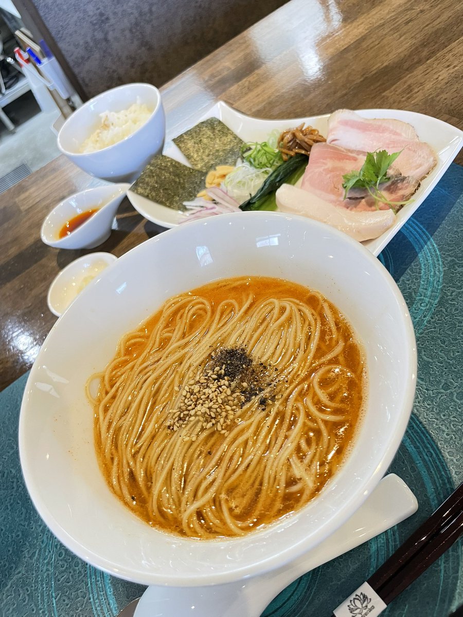 michyhiro's tweet photo. 『Noodle Dishes粋蓮華』さん @焼津市
・旨辛豚白湯NOODLE【限定】 1700円
・小ライス 150円

やーーーっと巡り会えたこちラ。
トロッとコク旨パイタンに程良い辛味
ツボすぎて完飲あとの喪失感がパない…
ごちそうさまでした‼︎   🙏 https://t.co/RShdAaao5V