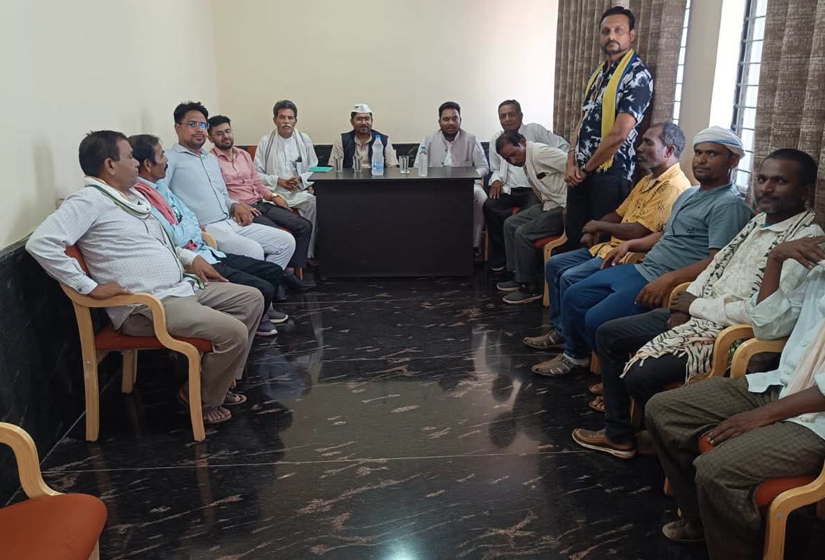 AAPChhattisgarh's tweet photo. 📍गुंडरदेही विधानसभा

गुंडरदेही विधानसभा में एक महत्वपूर्ण बैठक रखी गई।

कार्यक्रम में मुख्य रूप से उपस्थित प्रदेश सह-प्रभारी श्री सौरभ झा जी एवं प्रदेश कार्यकारी अध्यक्ष श्री देवलाल नरेटी जी का आत्मीय मार्गदर्शन प्राप्त हुआ।

#Gunderdehi ​#Vidhansabha #AAPChhattisgarh https://t.co/s8DVZpkYtI