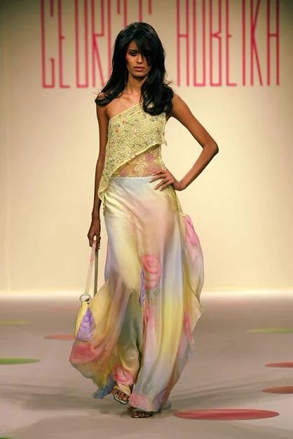 strwberrytarts's tweet photo. georges hobeika spring 2003 🎀 https://t.co/2FkJS1jfY8