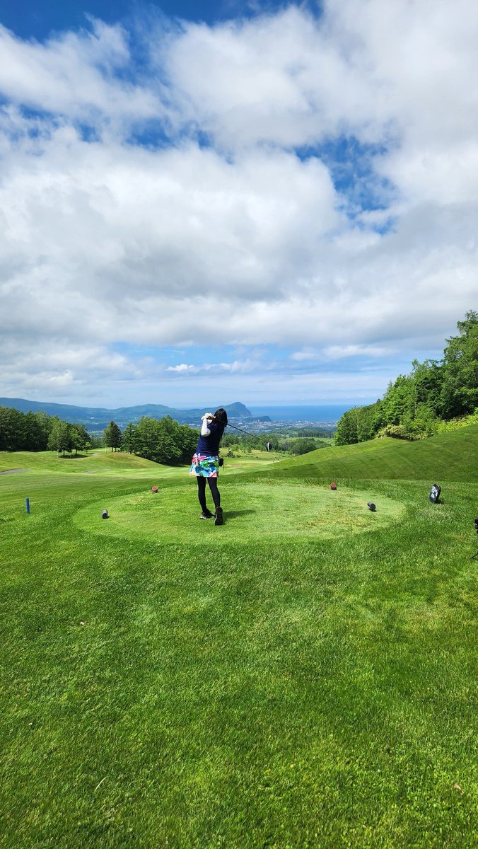 mikogolf's tweet photo. 北海道旅行3日目のゴルフ場は⛳｢エーヴランドゴルフクラブ｣です。お初のコースです。
スタートは小雨でしたがすぐに止んで、青空が見えました！めちゃめちゃ爽やかなゴルフ日和！やっと晴れました〜🌞
景色も良いし楽しんできます！ https://t.co/QTf4knUAyN