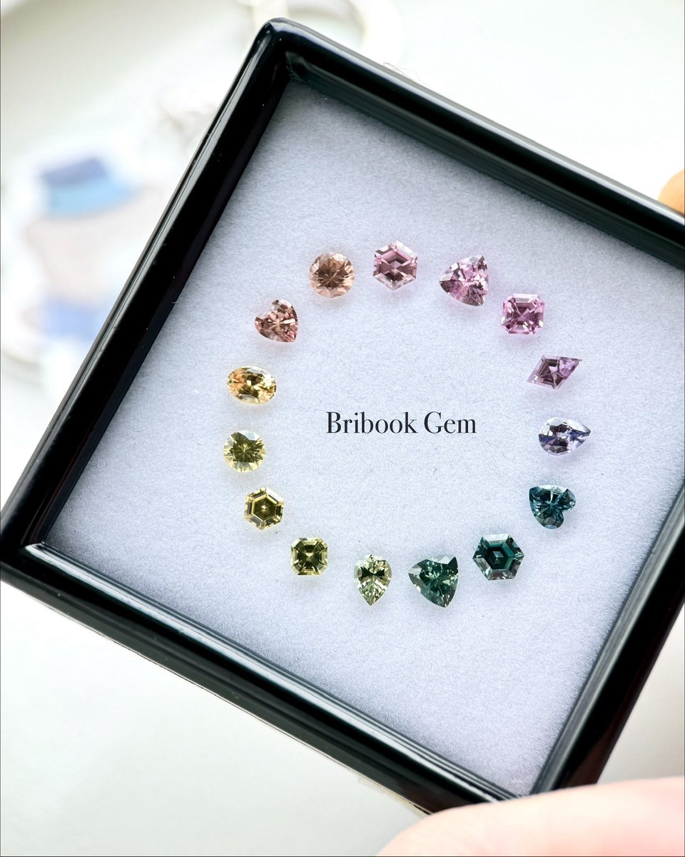gem_fanfare's tweet photo. 【出展社】
▼Bribook Gem(@bribookgem)
山梨県から出展いたします「Bribook Gem」です！
💎 World Collection：世界各地から集めた、バリエーション豊かな天然石。
🎨 Wife's Design：石の個性を活かし、身につける人を輝かせる妻のデザインジュエリー。
✨ BribookGem Cut：
数は限定的ですが、一点ずつ心を込めて磨き上げた自社研磨ルース。

世界中の石と、デザインの調和をぜひお楽しみください。
皆様にお会いできるのを楽しみにしております！

〔お買い上げ特典〕
数量限定ですがBribook Gemのオリジナルキーホルダーを差し上げます。
〔持ち込み石での仕立て〕
オーダーのみ受付可能です（※空枠の用意はございません）
〔会場でのオーダーや相談の予約受付〕
オーダーの予約受付は「有り」となります。
受付窓口は、当店のInstagramのDMにて承ります。

【来場予約サイト】
ジェムファンファーレ！事前来場予約の受付しています。
ご予約不要でご入場いただけますが、予約していただくと『オリジナルジュエリークロス』を差し上げています。
https://t.co/gL3chhVYyj
(プロフィールのリンクから)

【ジェムファンファーレ！in東京】
６月１９日(金)  １１:００〜２０:００
６月２０日(土)  １１:００〜１８:００
会場 : 東京都千代田区麹町１丁目４-４-１階 
東京メトロ半蔵門駅より徒歩２分 
出展社：２５社　（ジュエリー作家、ルース業者）
 ※ジェムファンファーレ！はご予約なしでも入退室自由です、お気軽にお越しください。

#ジェムファンファーレ