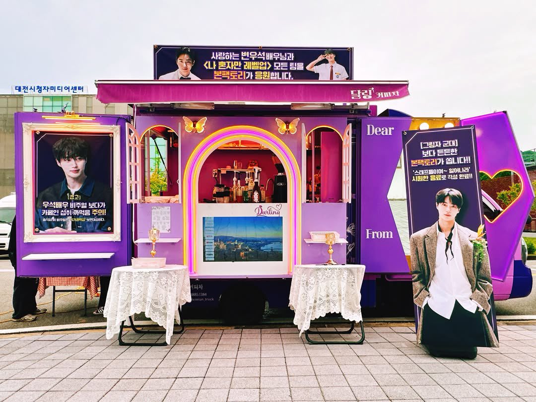 wooseokfiles's tweet photo. darlingcoffee_ instagram update with the coffee truck support for byeon wooseok from bon factory 

they wrote that even though he was in makeup, byeon wooseok appeared with a gentle smile, unbelievable physique, and an aura that made him instantly recognizable even from far away. he took so many proof photos with the coffee truck and ordered a sweet iced chocolate latte, a refreshing calamansi drink, and even took some crispy churros with him.
