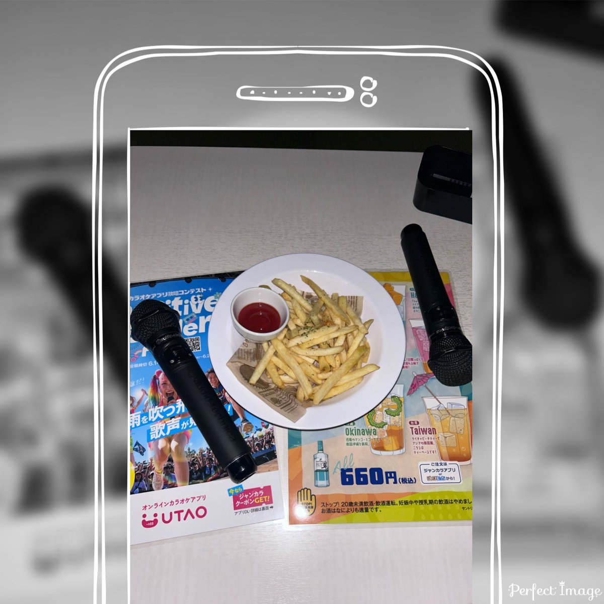 Himejo_MB's tweet photo. 今日は水曜日📚✨授業は昼まで！！
マイクとポテトですね🎤 🍟
放課後らしい一枚が届きました☺️
#姫路情報システム専門学校
#学生の日常
#放課後
#カラオケ https://t.co/lYQd1tZ1eP