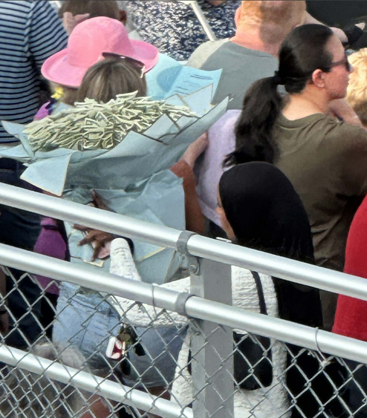 CrimeWatchMpls's tweet photo. Submitted from can't make it up:
"A Somalian woman was seen carrying a bouquet of cash thru the crowd at the Prior Lake High School graduation ceremony." https://t.co/ONgbzTvwyg