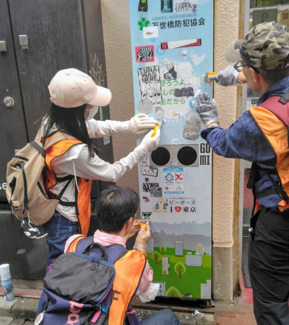 akiba_guide's tweet photo. 【秋葉原の違法シール剥がし】
無数のステッカーが貼られてしまった「万世橋防犯協会」さんの名前の入ったリサイクルボックス。所有者さんに許可を頂きステッカー剥がしをおこないました。
思ってた以上に大変でしたがボックスに書かれた文字が見えて来た時はちょっと感動😢
今回、千代田区さんの 「落書き・シール等除去用品の 支給・貸与」を活用し、秋葉原清掃ボランティアの有志で実施しましたが今後、本格的に実施するには更に多くの力が必要そうです。
もし一緒に秋葉原をキレイにしてみたい、守りたいと思う方がいらっしゃいましたらXのDMから「ボランティア参加」と書いてご連絡頂けると助かります。宜しくお願い致します。