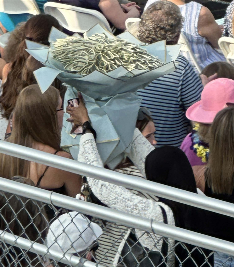CrimeWatchMpls's tweet photo. Submitted from can't make it up:
"A Somalian woman was seen carrying a bouquet of cash thru the crowd at the Prior Lake High School graduation ceremony." https://t.co/ONgbzTvwyg