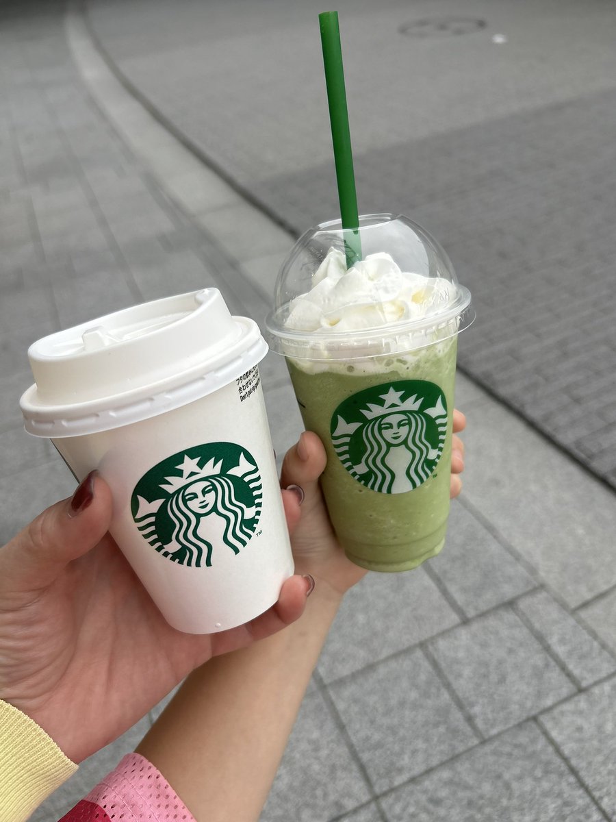 nsk_Manami's tweet photo. 娘とお出かけ☺️
こんな小さい時からスタバなんていいなぁ🥰私が小学生の頃はそんなオシャレな飲みもんなかったよ😇😇
 #スタバ  #フラペチーノ https://t.co/49s5JQsShT