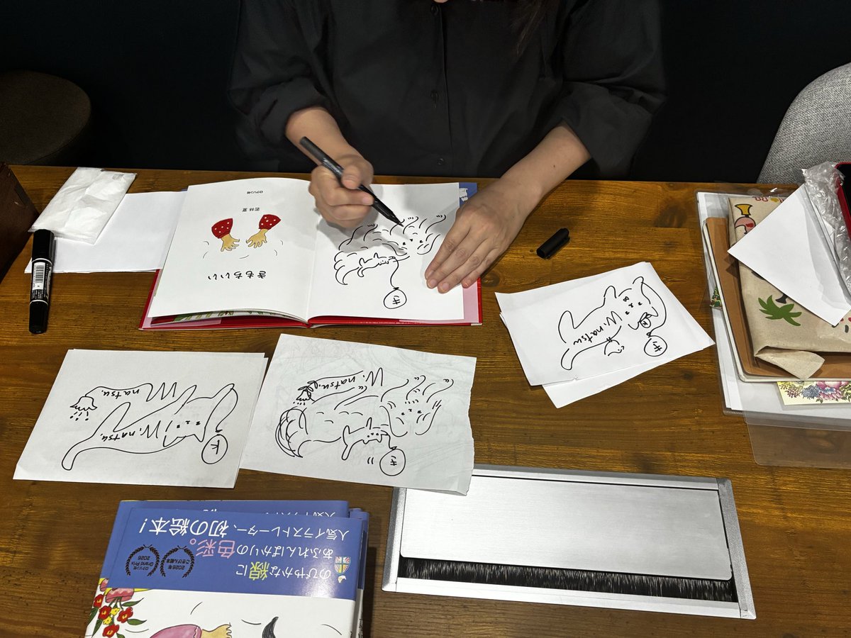 RokurinS's tweet photo. イラストレーターの若林夏はじめての絵本『きもちいい』のサイン本を作成中！
一冊一冊違うイラストを描いていただきました！ぜんぶかわいすぎる...！
6/22から始まる代官山蔦屋書店さまでの原画展でご購入いただきます！ほかにも『きもちいい』オリジナルグッズの販売も予定しております🌱 https://t.co/fjog7YY9fk