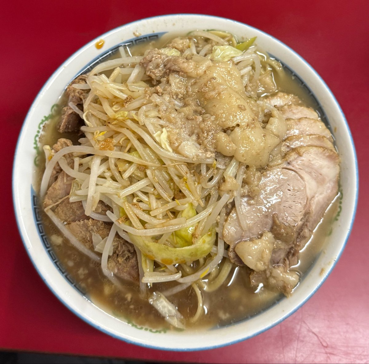 wtnb_029975's tweet photo. ラーメン二郎 目黒店
アル中くん Ｉ姐さん
大W豚入り アブラ
キレッキレッスープにバッキバッキ麺が超絶旨くてぶっ飛んだ！！
仄かに甘いスープ…
カエシ側が甘い？良く分かりませんがw
とにかくこの安心安定目黒のスープにハマりまくり(๑˃̵ᴗ˂̵)♡
ご馳走様でした！！
お決まりの口の周りがメグジ臭w https://t.co/RyQvjtTBHy