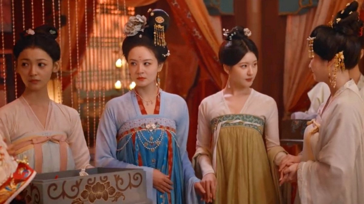 jooonyiie's tweet photo. tang dynasty fashion is actually insane https://t.co/rC7aehO6Rw