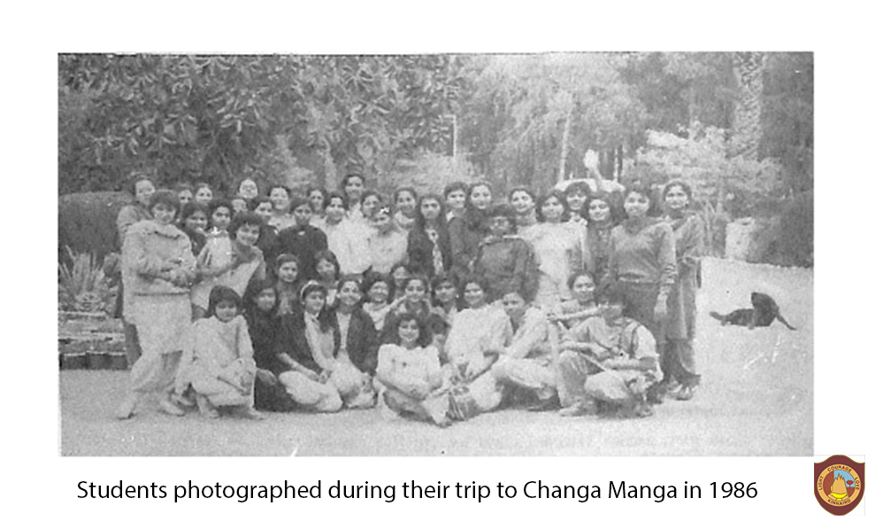 kcwarchives's tweet photo. Students photographed during their trip to Changa Manga in 1986.

Can you help us identify the ladies in the photograph?

#MyKinnaird #KinnairdArchiveCentre #KAC https://t.co/71Nehq1Sel