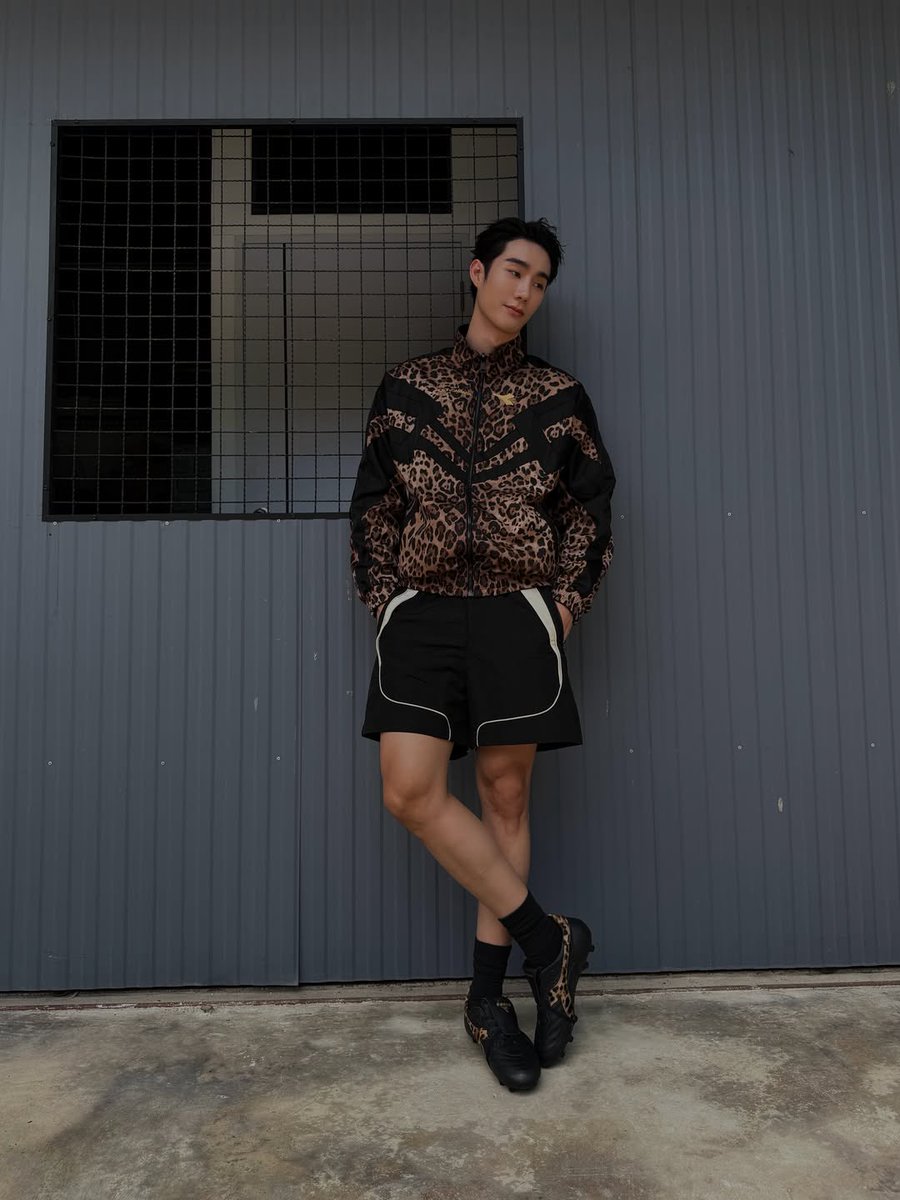 Siam_Paragon's tweet photo. Dolce&Gabbana ร่วมกับ Diadora เปิดตัวคอลเลกชันรองเท้าสุดพิเศษ รับกระแสการแข่งขันฟุตบอลโลก 2026 โดยนำรุ่นไอคอนิก Brasil มาตีความใหม่ ผ่านการผสานงานฝีมือแบบอิตาเลียนเข้ากับมรดกแห่งวงการฟุตบอล พร้อมเติมเอกลักษณ์ของ Dolce&Gabbana ผ่านลาย Leopard อันเป็นซิกเนเจอร์ของแบรนด์ ทั้งในเวอร์ชันรองเท้าฟุตบอลและสนีกเกอร์

โดยนำเสนอผ่าน ฟอส จิรัชพงศ์ (@fforcejs) ที่มาร่วมเผยสไตล์ในแบบฉบับของตนเอง ผ่านไอเทมที่หลอมรวมพลังของกีฬา สวมใส่รองเท้าฟุตบอล DGxDiadora สีดำ จับคู่กับแจ็กเกตดีไซน์รีเวอร์สิเบิลที่สามารถสวมใส่ได้ทั้งสองด้าน เติมกลิ่นอายสปอร์ตลักชัวรีให้กับลุคได้อย่างโดดเด่น

ค้นพบคอลเลกชันที่ผสานโลกกีฬาและแฟชั่นเข้าด้วยกันได้แล้ววันนี้ที่ Dolce&Gabbana ชั้น 1 สยามพารากอน

#DGxDiadora #DolceGabbana #Diadora #fforce_ #SiamParagon