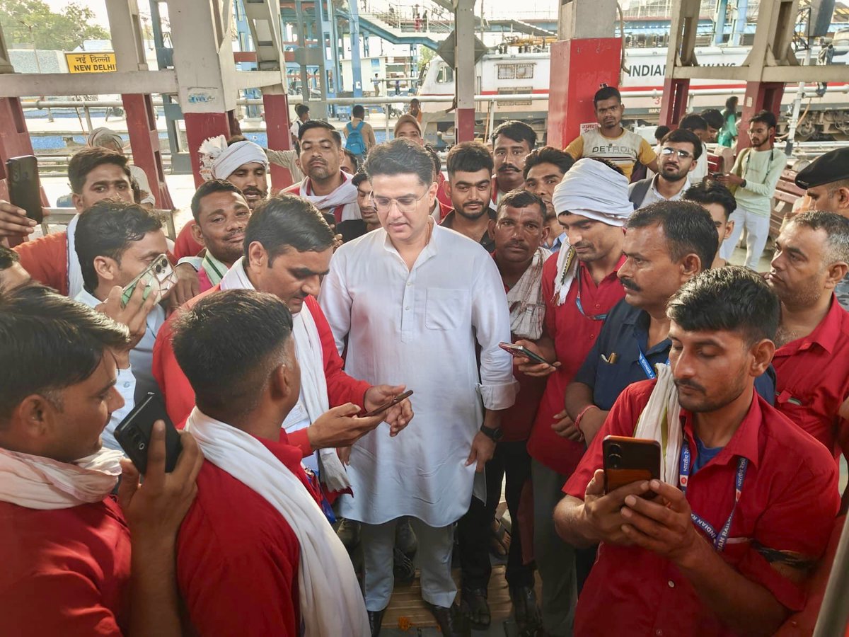 AbhimanyuP00NIA's tweet photo. आज करौली में होने वाले विशाल सम्मेलन में जाते समय नई दिल्ली रेलवे स्टेशन पर श्री @SachinPilot जी ने कुली साथियों से मुलाकात की, इस दौरान कुली भाईयों ने बहुत ही सम्मान के साथ उनका स्वागत-सत्कार किया।

रेलवे स्टेशनों पर दिन-रात कड़ी मेहनत करने वाले ये श्रमिक साथी हर मौसम में यात्रियों की सेवा में तत्पर रहते हैं। उनके श्रम, संघर्ष और समर्पण को सम्मान देना हम सभी का दायित्व है। @INCIndia