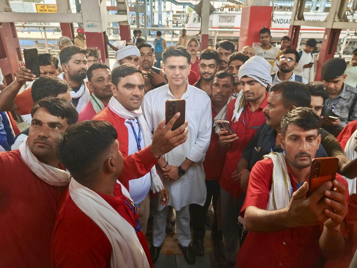 AbhimanyuP00NIA's tweet photo. आज करौली में होने वाले विशाल सम्मेलन में जाते समय नई दिल्ली रेलवे स्टेशन पर श्री @SachinPilot जी ने कुली साथियों से मुलाकात की, इस दौरान कुली भाईयों ने बहुत ही सम्मान के साथ उनका स्वागत-सत्कार किया।

रेलवे स्टेशनों पर दिन-रात कड़ी मेहनत करने वाले ये श्रमिक साथी हर मौसम में यात्रियों की सेवा में तत्पर रहते हैं। उनके श्रम, संघर्ष और समर्पण को सम्मान देना हम सभी का दायित्व है। @INCIndia