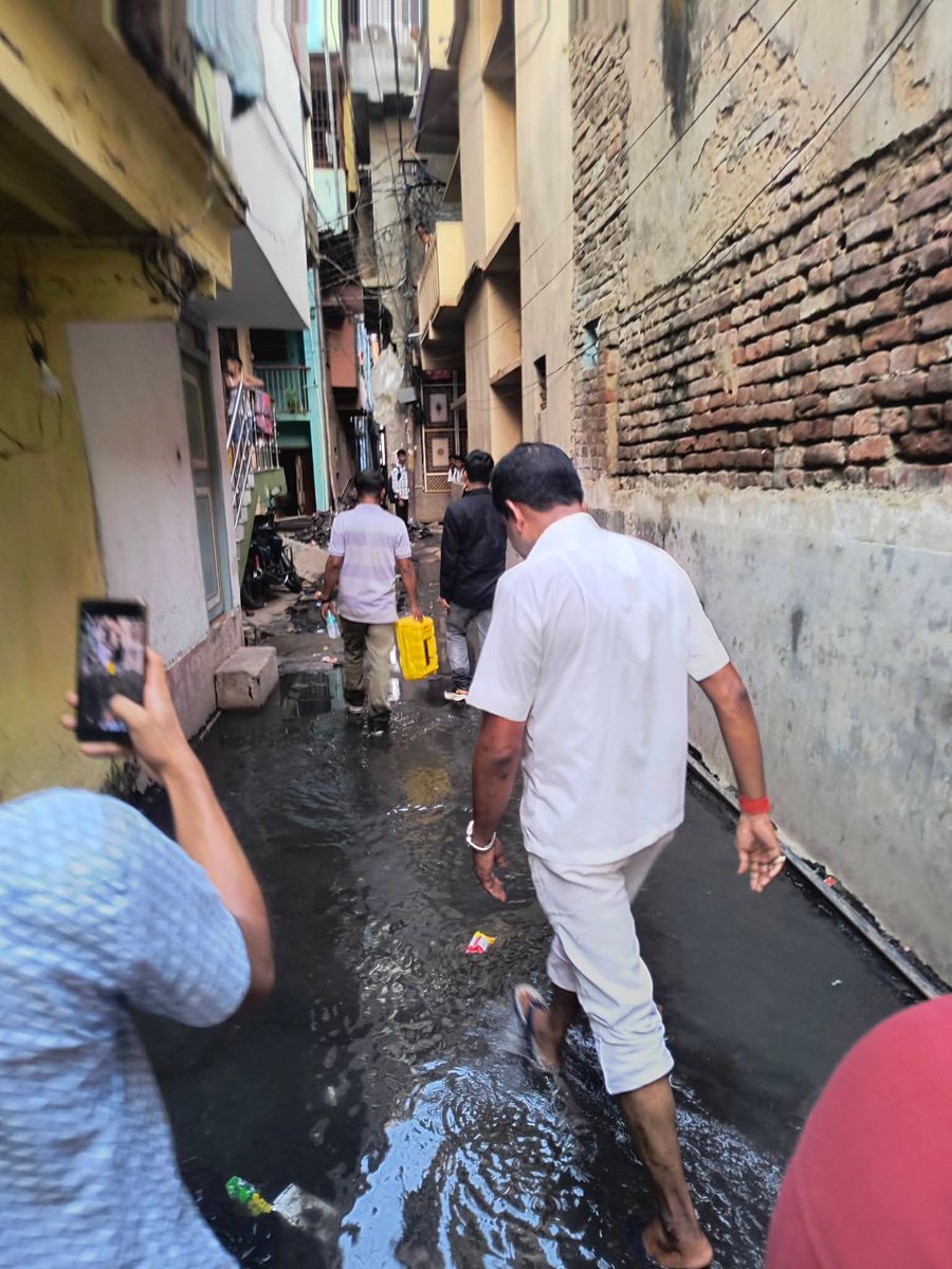 MaithilAnup's tweet photo. कभी नहीं सोचा था की पटना के बीच में स्थित बांकीपुर जो बिहार का सबसे समृद्ध-शिक्षित क्षेत्र कहा जाता है, जो भाजपा के राष्ट्रीय अध्यक्ष का पुस्तैनी सीट है, जहां 35 साल से उनके परिवार की जमींदारी चल रही है।

उस बांकीपुर के गलियों का हाल ऐसा होगा। 

वार्ड 19 में पिछले एक साल से सड़क पर पानी लगा हुआ है, हजारों लोगों की बस्ती में घर के सामने कचरे का अंबार लगा हुआ है, संकड़ी गलियाँ है, कई दिनों तक बिजली कट जाती है। 

नर्क बना रक्खा है नितिन नवीन जीने बांकीपुर को। जब इन गलियों में गया तो लोग छतों, बालकनियों से झाँक कर सुनने आ गए, वहां से हाँ में हाँ मिला रहे थे, बालकनी से झांकते हुए एक महिला ने बताया की पिछले 73 दिन में वो अपने घर के दरवाजे से बाहर ही नहीं निकली है, क्योंकि सड़क पे ठेहूँन भर गंदा पानी भरा है। 

बांकीपुर के वार्ड 19 में लॉकडाउन है।