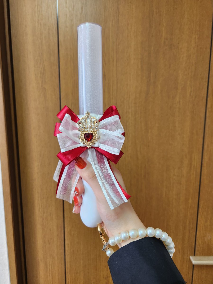 ya_uspower's tweet photo. 28歳独身バケモン自称プリキュアのライフハック

普段使わないキンブレリボンを、フローリングワイパーに装着することにより、かなり魔法少女の気持ちで掃除をすることができる https://t.co/qVE9Lne8nn