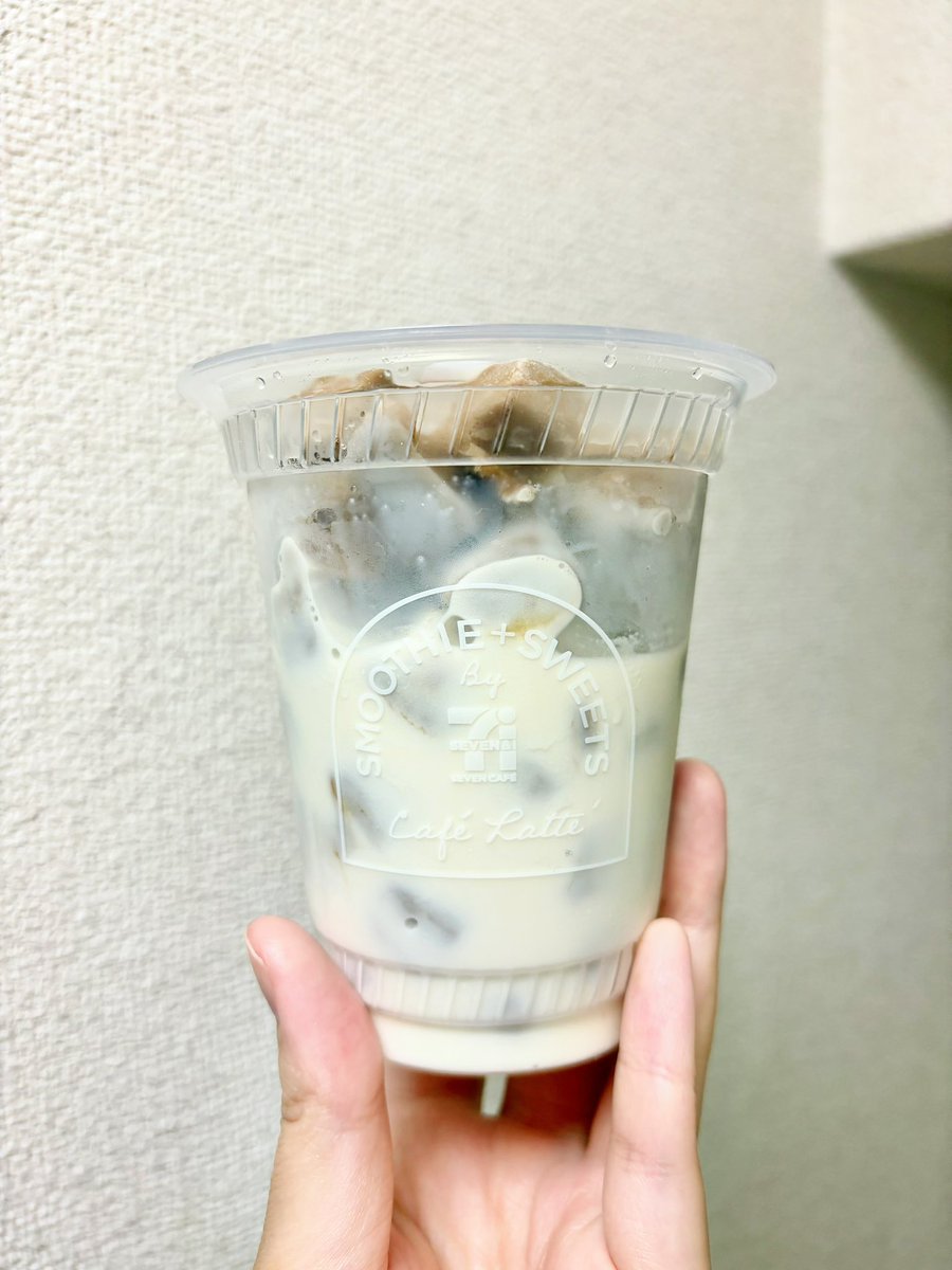 arisa_inuinu's tweet photo. セブンイレブンのスムージー、スムージーできなかった人は持って帰って牛乳入れて飲むのがおすすめ❕
私はカフェラテで試したんだけどめっちゃ美味しかった😆 https://t.co/DYznbSffkV