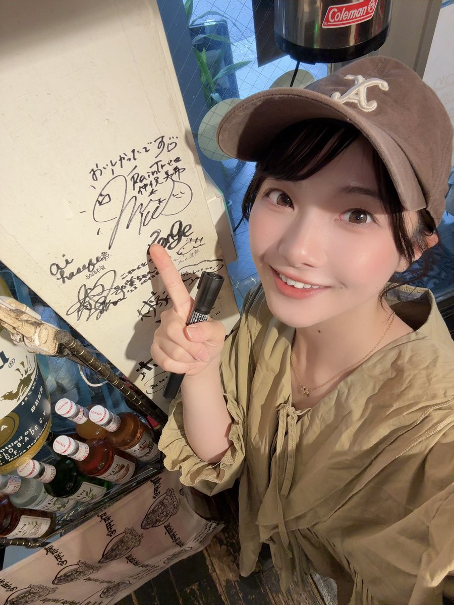nakamata_miki's tweet photo. なんと店長さんが東京カリ〜番長とお知り合いのようで #なかまたカレー部渋谷編 のラジオコーナーを聴いてくれてて😳

店内に東京カリ〜番長のステッカーも貼ってあって、安心感あるお店だったなぁ︎︎💭🧡

人生初✨️カレー屋さんにサインを残してきました🥰ぜひ行ってみてね🧚‍♀️
#RainTree  #カレー https://t.co/XrXBKRlnMW