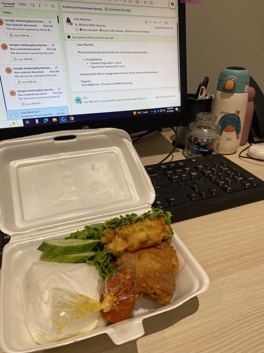 rhmaulida's tweet photo. udah paling dehhh ada org kantor yg jualan menu2 tiap hari beda bikin mager buat masak tiap hari wkwk https://t.co/Coh1qsiyj1