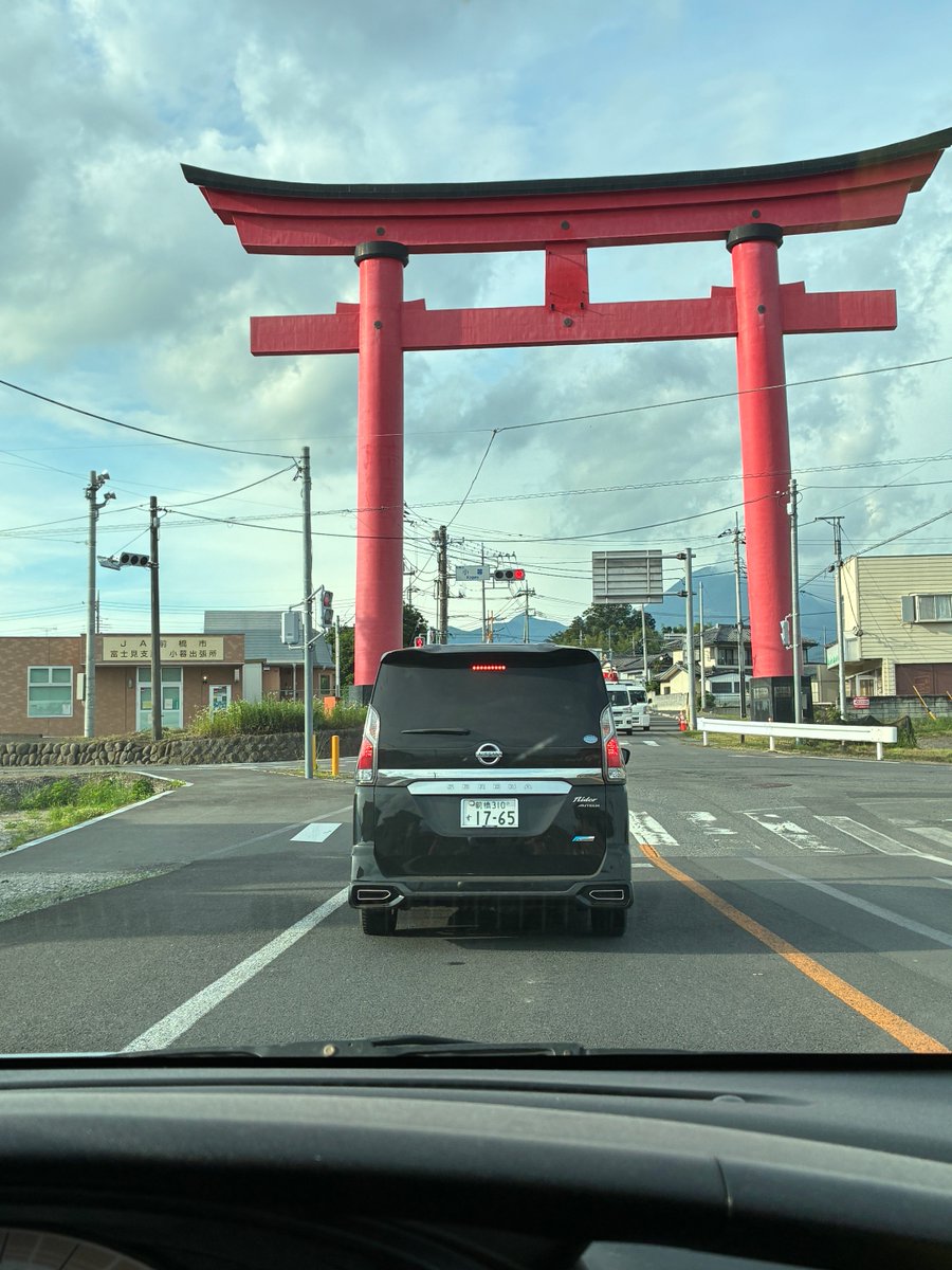 NHana2019's tweet photo. こんにちは😃
��り空の赤城山へ
行って来ました。
大鳥居⛩️をぬ走り抜け
レンゲツツジの咲き乱れる
牧場へ🫏🐄🐎
黄色のレンゲツツジも
美しく咲いてました🌼
☘️🌼🪻🥀🌸🌺🥀🪻🌼🍀 https://t.co/bqflIbfx5m