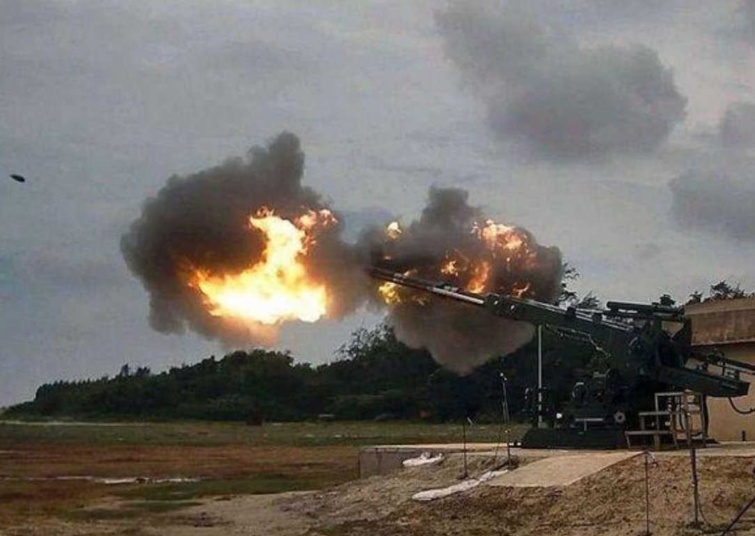 NetramDefence's tweet photo. 7/

The Indian Army has seen steady
modernisation with indigenous artillery systems like the Dhanush, K9 Vajra, and ATAGS, along with
new-generation infantry weapons and advanced anti-tank missiles. Equally important has been the unprecedented focus on border infrastructure along the LAC and LoC. 

New roads, bridges, tunnels, and living conditions have greatly improved logistical support and operational readiness for troops in challenging high-altitude and difficult terrains.