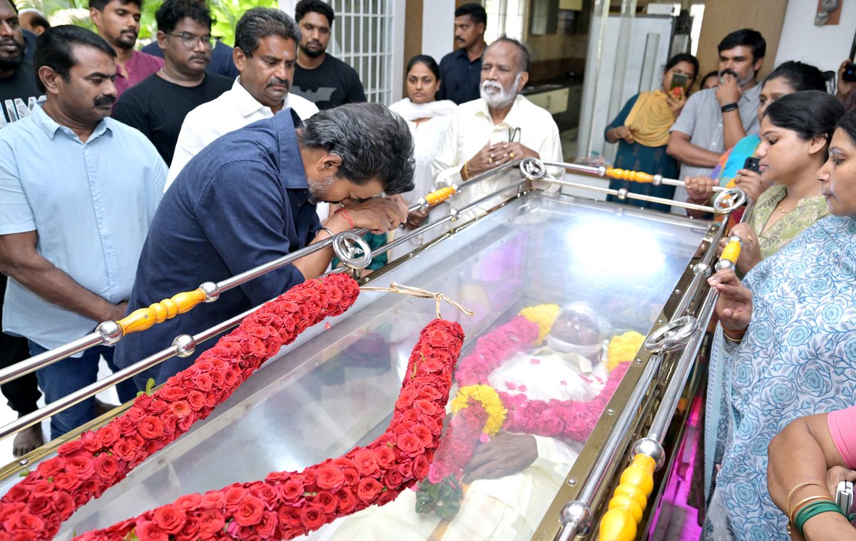 CMOTamilnadu's tweet photo. மாண்புமிகு தமிழ்நாடு முதலமைச்சர் திரு. ச. ஜோசப் விஜய் அவர்கள் இன்று (10.06.2026) உடல் நலக்குறைவால் காலமான இயக்குநர் இமயம் திரு. பாரதிராஜா அவர்களின் இல்லத்திற்கு நேரில் சென்று அவரது உடலுக்கு மலர்மாலை வைத்து அஞ்சலி செலுத்தினார். https://t.co/Nyzr0Z4c4H