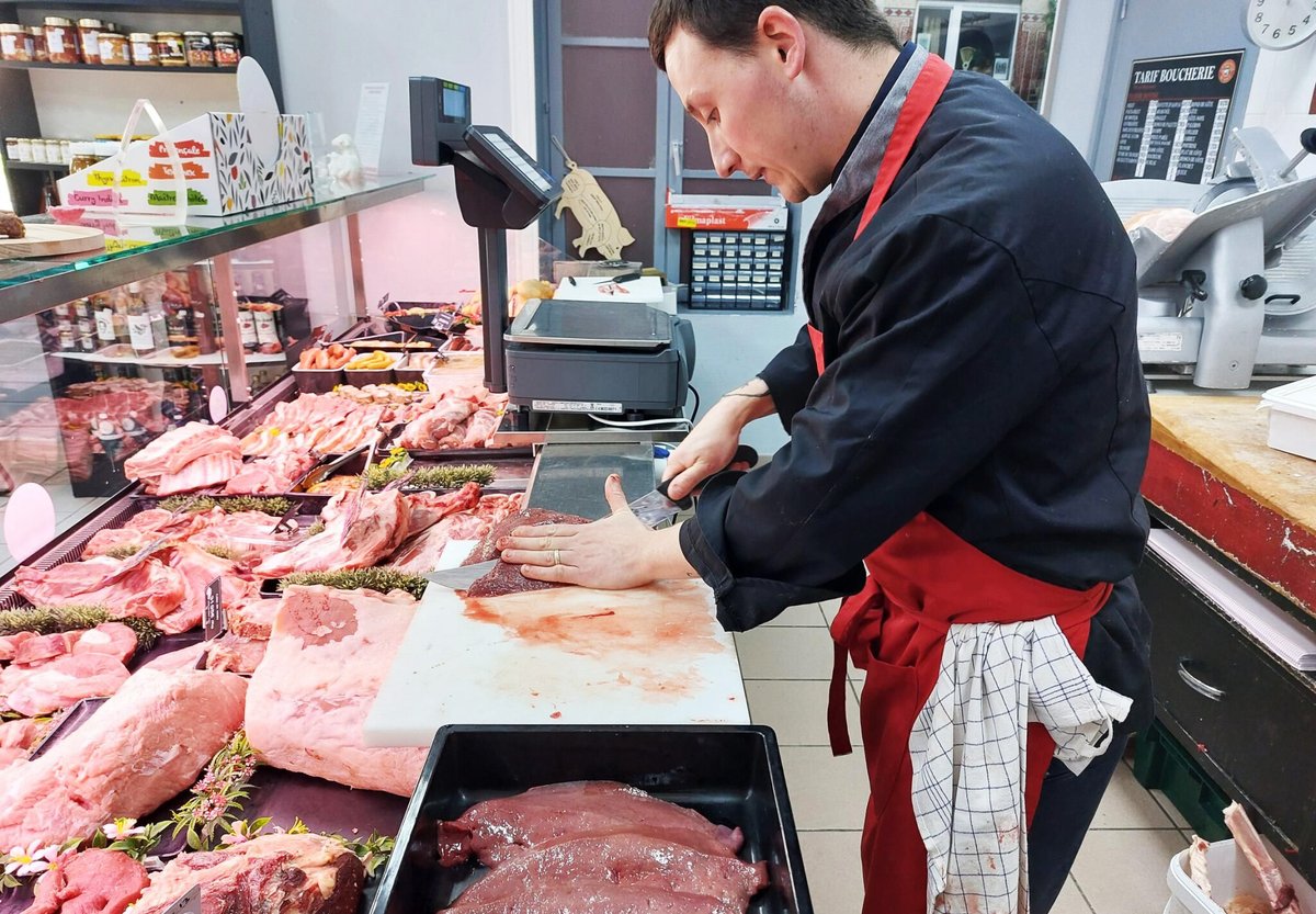 le_Parisien's tweet photo. « L’artisanat s’éteint à petit feu » : l’appel à l’aide de Sébastien, boucher « épuisé » par la crise du pouvoir d’achat

➡️ https://t.co/hfHRCCg1ZB https://t.co/vvY3pFfXUa