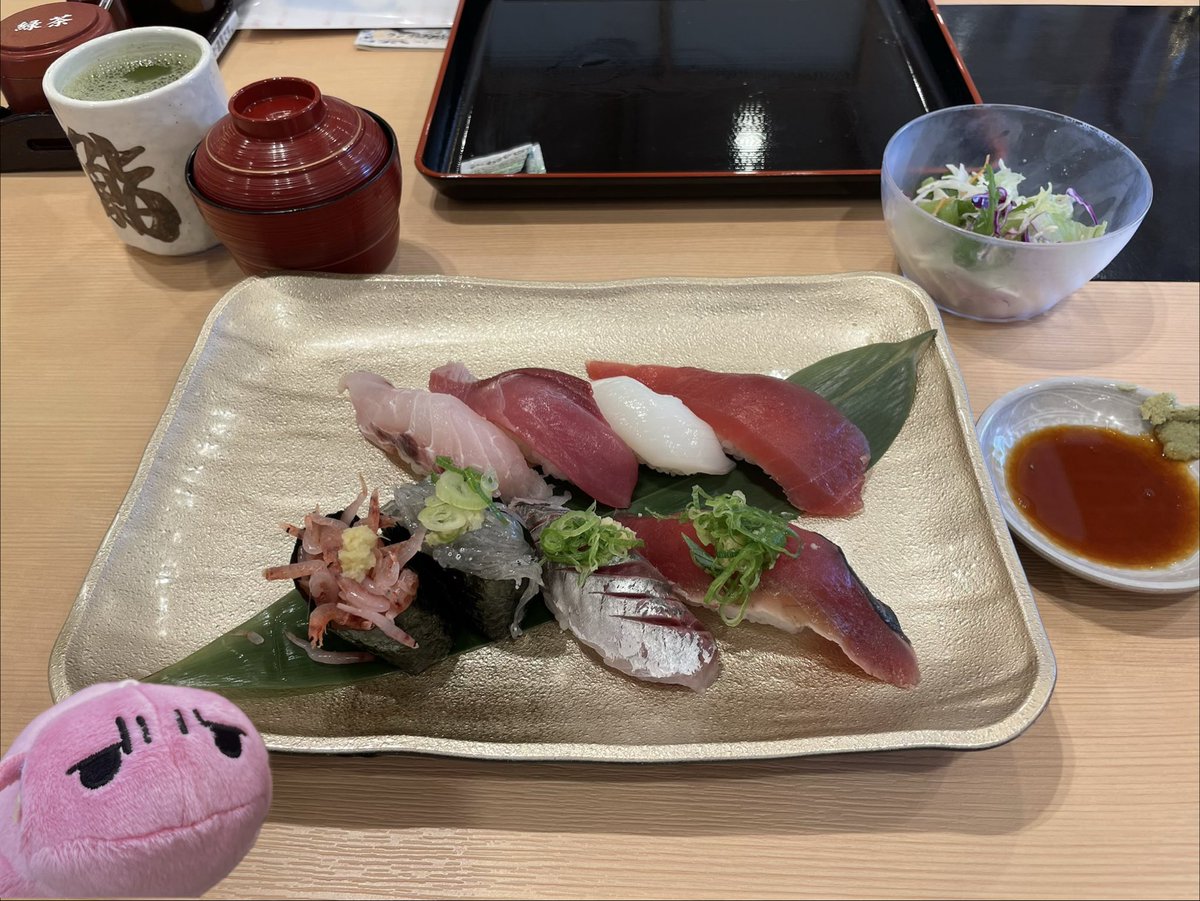 dan_Penpen's tweet photo. のこちゃん、リョウちゃん虹夏ちゃん、沼津魚がし鮨だよ。近海握りセットと、炙り寿司セットだよ。生桜えびと生しらすがあるね、のこちゃん気に入るかな？ https://t.co/kxjzdL9XQc